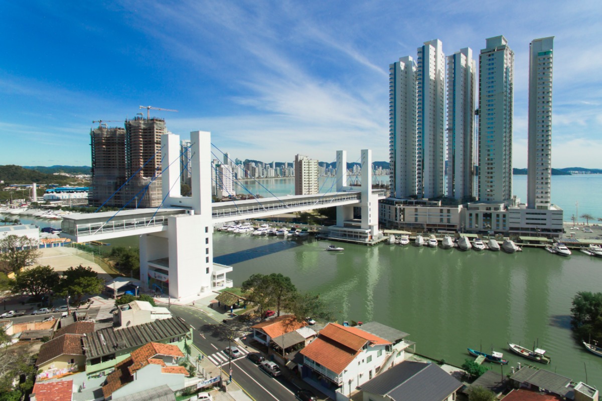 A beleza natural da passarela da barra em Balneário Camboriú