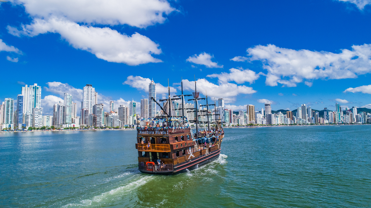 A tranquilidade de um passeio de barco em Balneário Camboriú