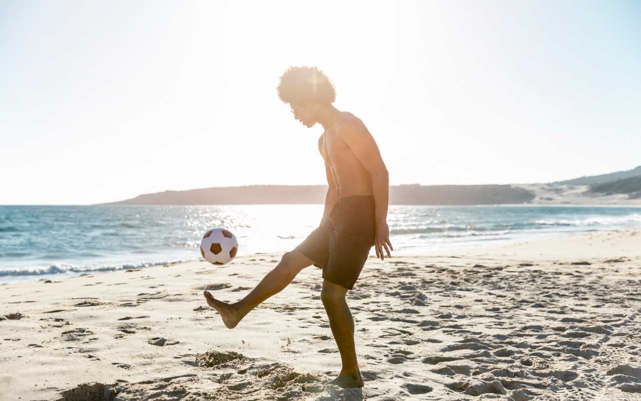 Onde praticar futebol de praia em Balneário Camboriú