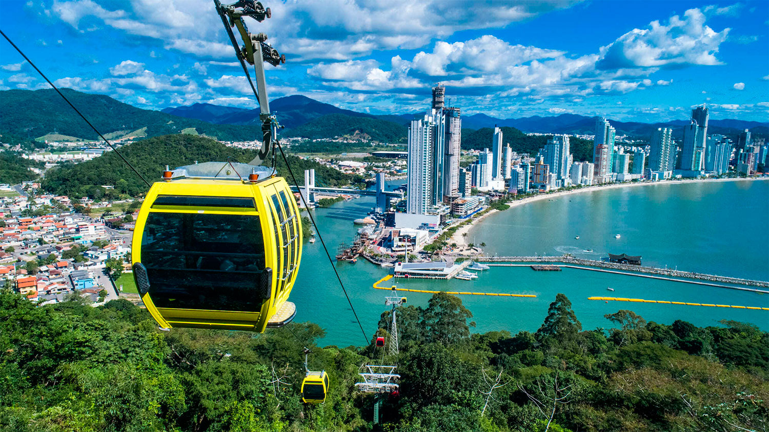 Um passeio de teleférico em Balneário Camboriú